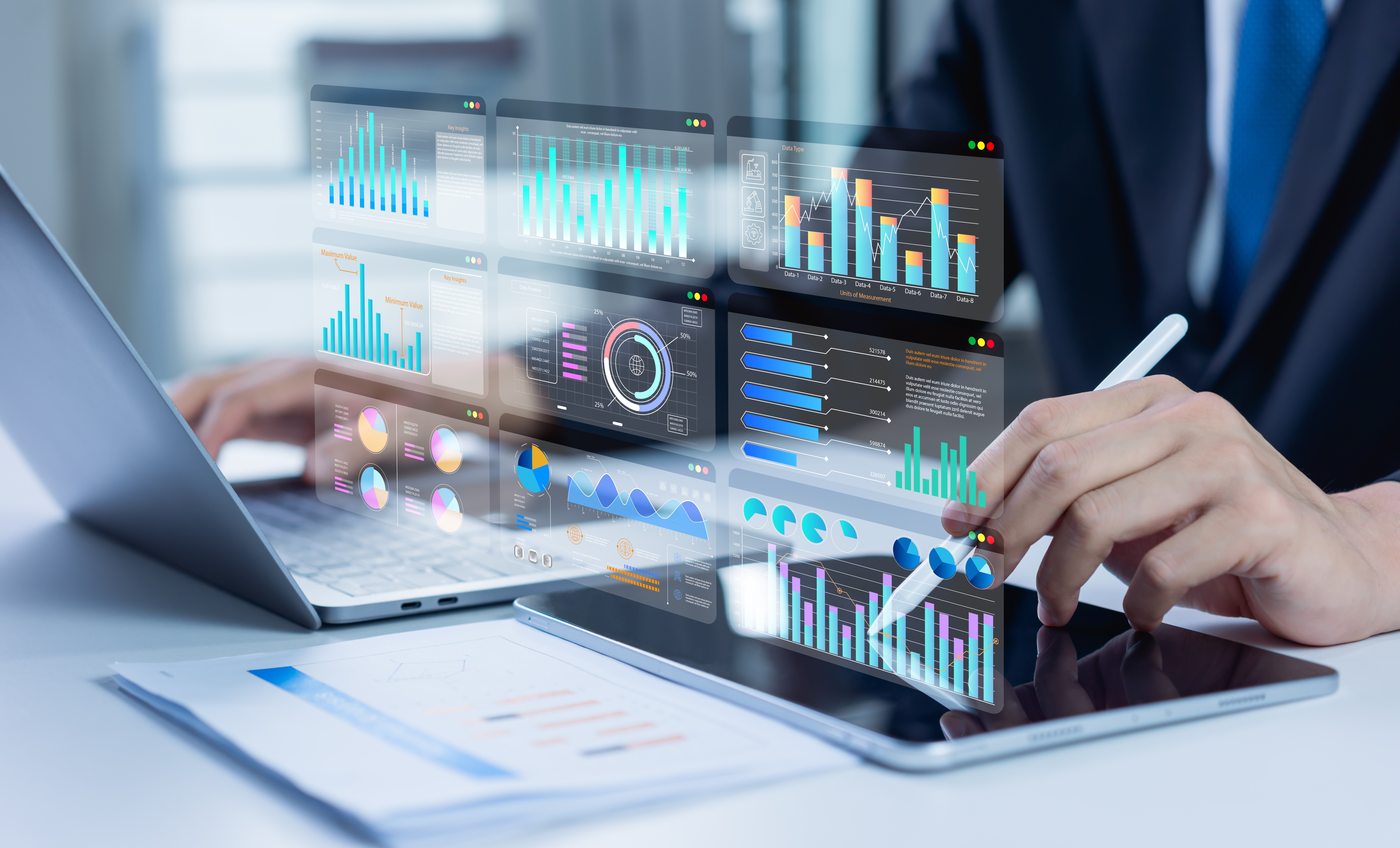 Profesional trabajando con un panel visual de datos