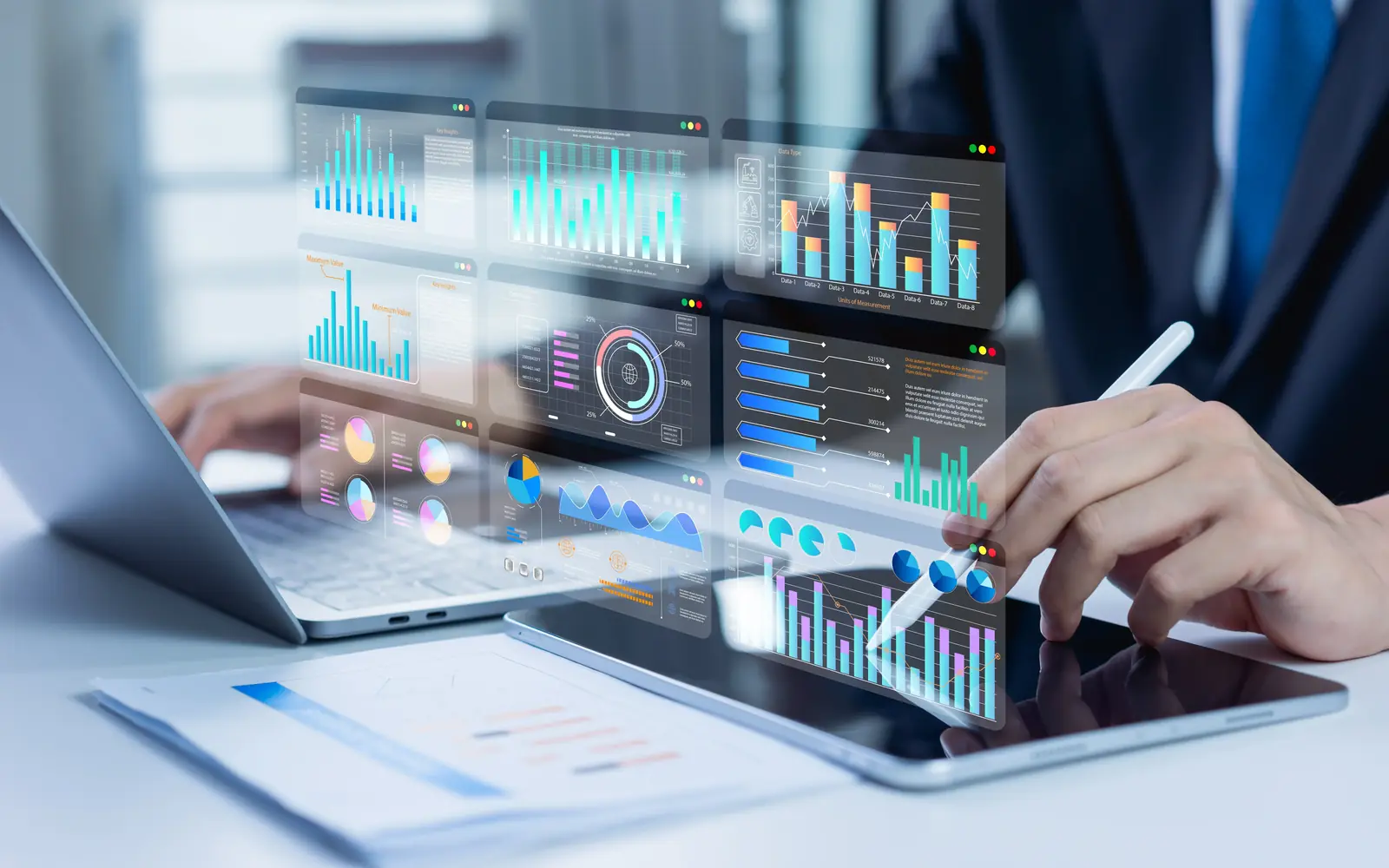 Profesional trabajando con un panel visual de datos